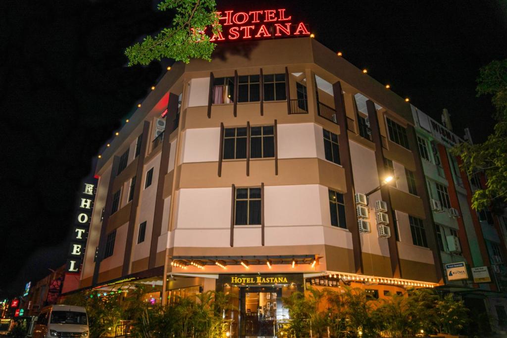 怡保Hotel Eastana Ipoh的建筑顶部有标志的酒店