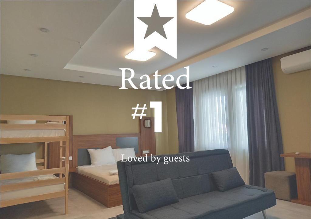 米特罗维察Hotel Centrum的一间卧室配有双层床和沙发