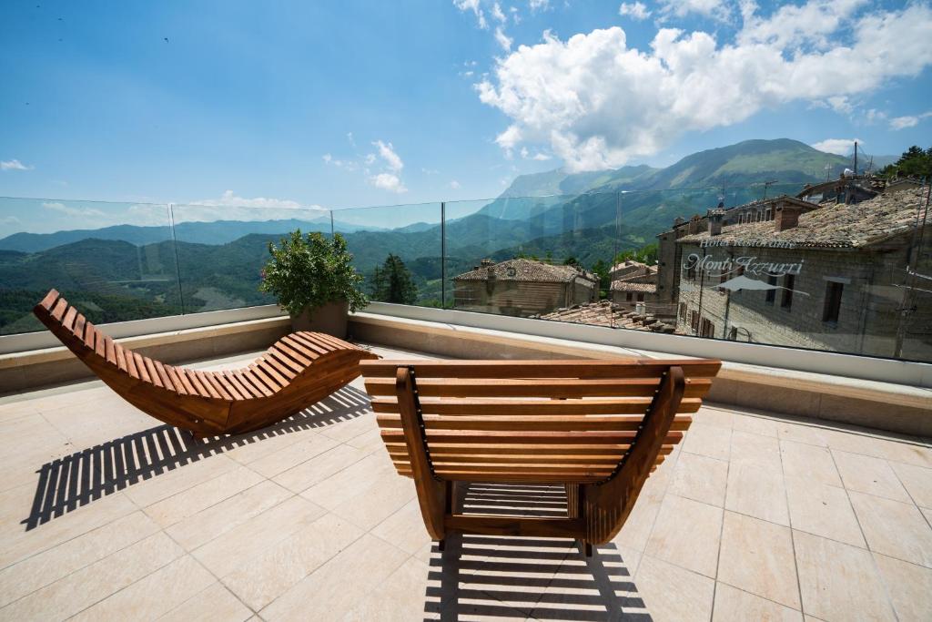 蒙泰蒙阿科Monti Azzurri的山景阳台上的两把椅子