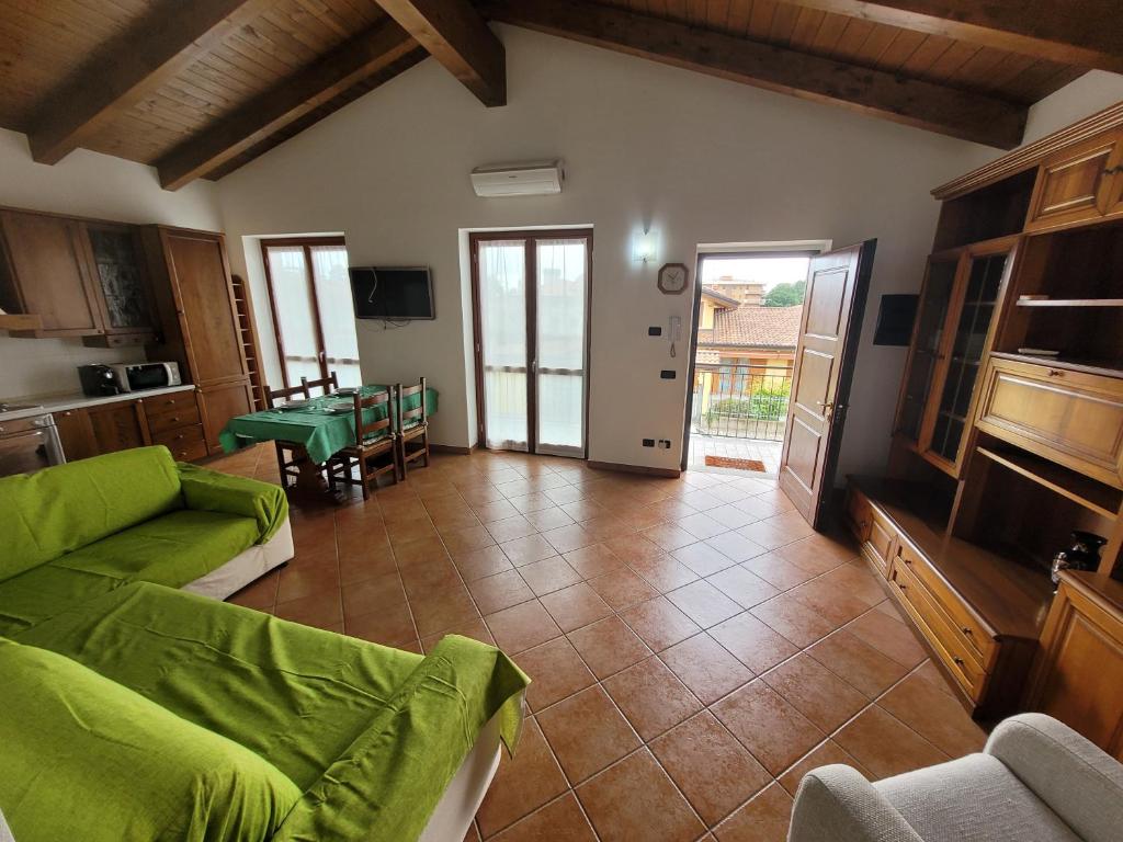 奥莱焦CASA NICCA的客厅配有绿色沙发和桌子