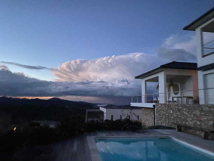 Villa de charme &agrave; louer en Corse, piscine chauff&eacute;e&#x5185;&#x90E8;&#x6216;&#x5468;&#x8FB9;&#x7684;&#x6CF3;&#x6C60;