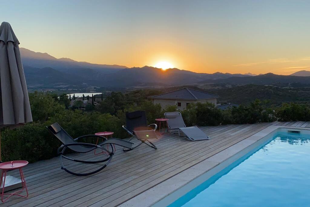 Villa de charme &agrave; louer en Corse, piscine chauff&eacute;e&#x5185;&#x90E8;&#x6216;&#x5468;&#x8FB9;&#x7684;&#x6CF3;&#x6C60;