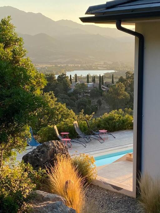 Villa de charme &agrave; louer en Corse, piscine chauff&eacute;e&#x5185;&#x90E8;&#x6216;&#x5468;&#x8FB9;&#x7684;&#x6CF3;&#x6C60;