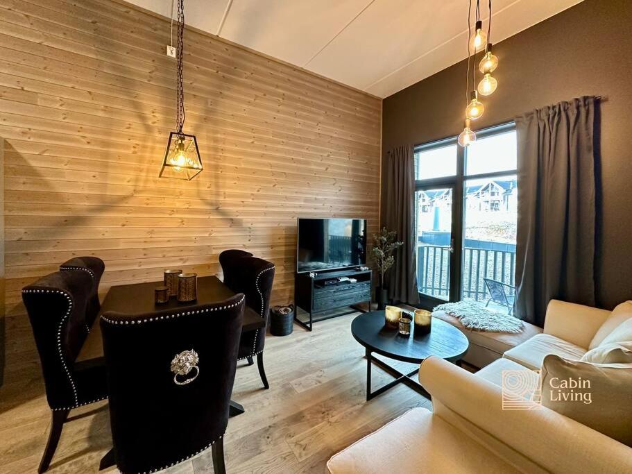 特吕西尔New high standard apartment in Trysil alpine lodge的客厅配有沙发和桌子