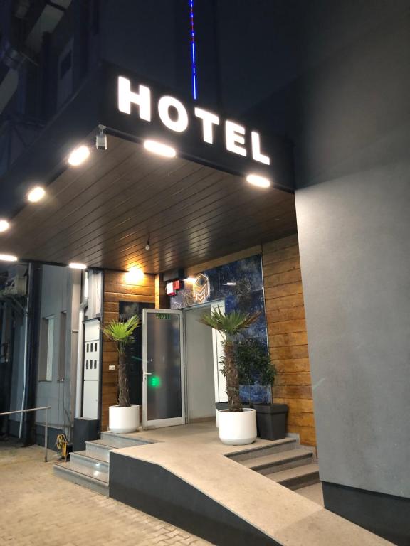 斯特鲁加Kubi Hotel的一家晚上在外面种有盆栽植物的酒店