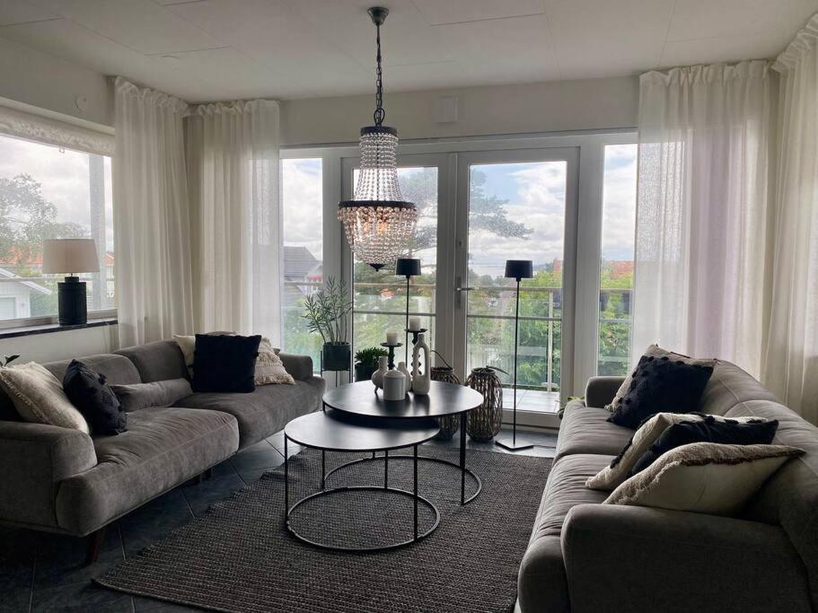 哥德堡Villalägenhet i Askim med havsutsikt的客厅配有沙发和桌子