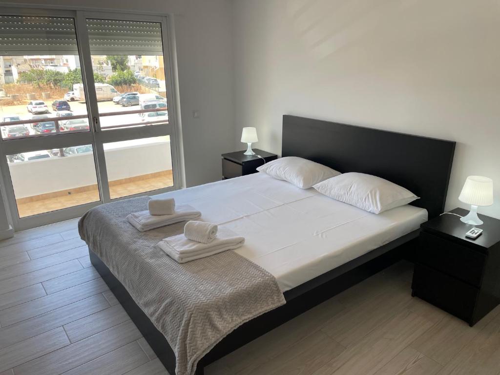 奎特里拉A Minha Praia的一间卧室配有一张大床和两条毛巾