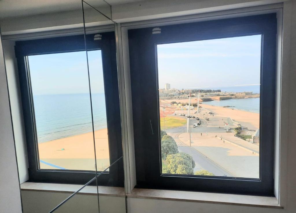 马托西纽什波尔图赛公寓的浴室窗户享有海滩美景
