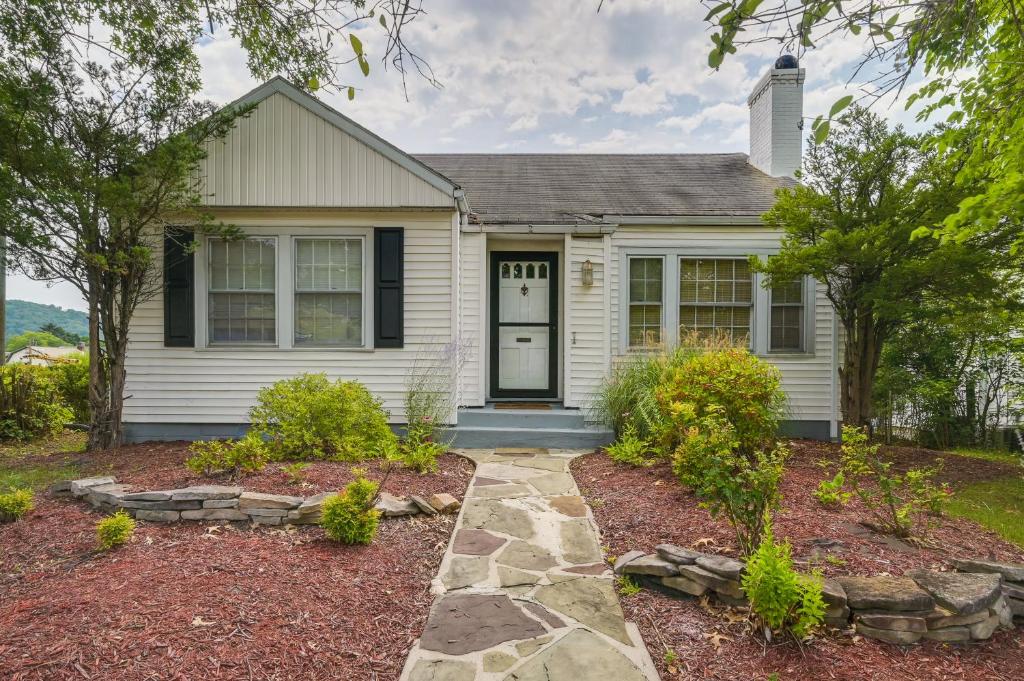 坎伯兰Cumberland Cottage with Screened Porch and Fire Pit!的前面有石头走道的房子