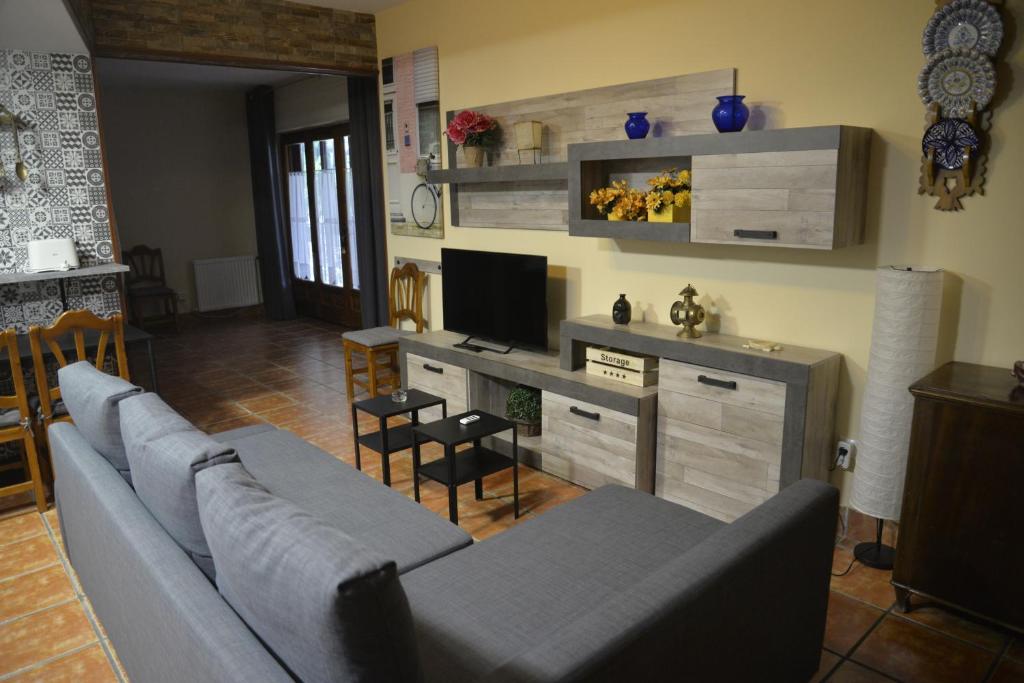 加拉帕加尔La Pedriza的带沙发和电视的客厅