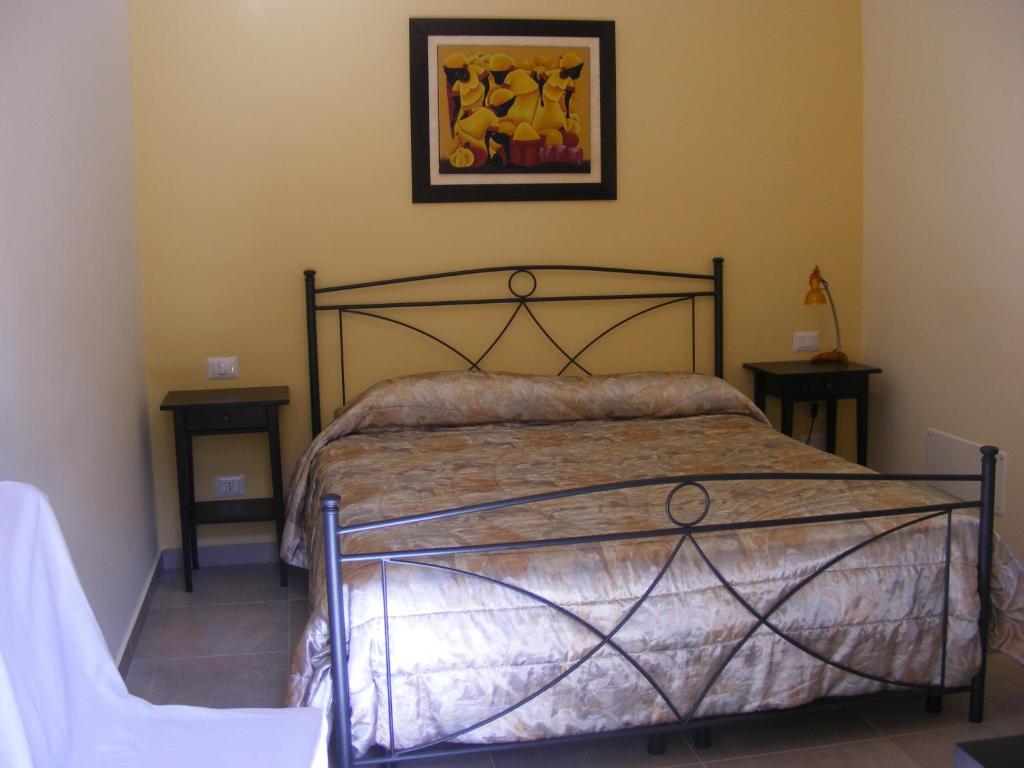 莫杜尼奥B&B FreeZone的卧室配有一张床,墙上挂着一幅画