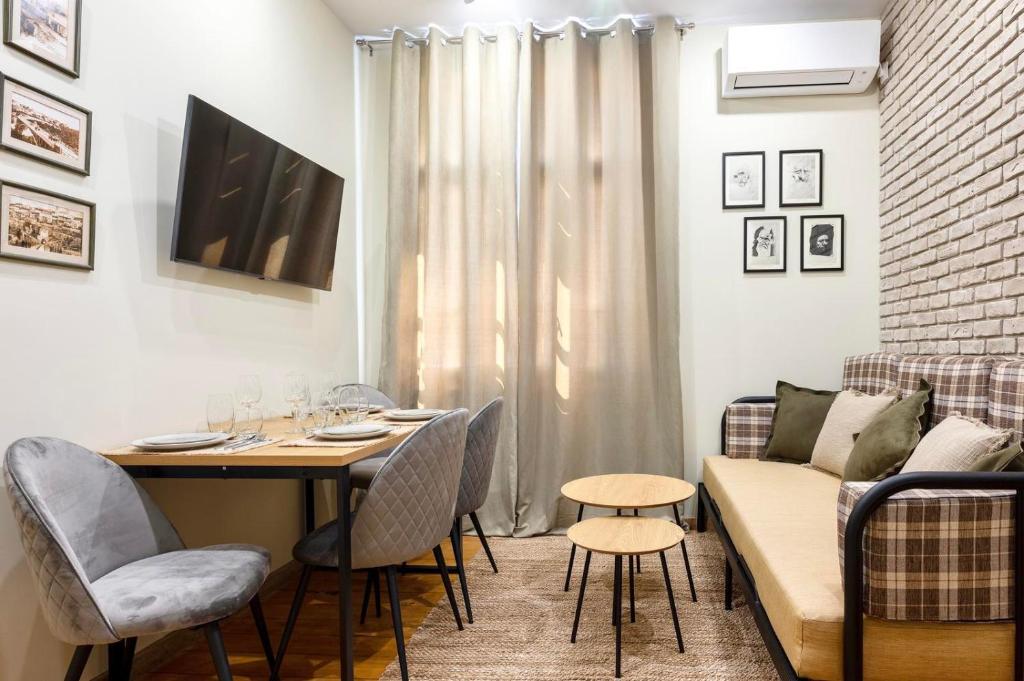 大特尔诺沃ApartPro Apartments, Veliko Tarnovo的客厅配有桌子和沙发