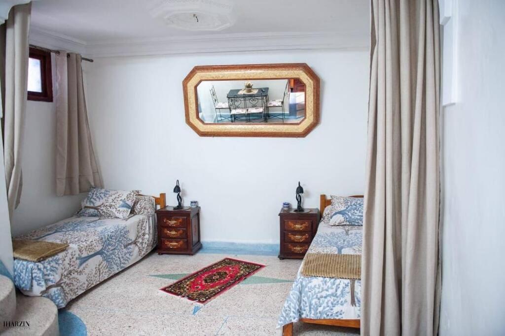 舍夫沙万Chez laasri的带沙发和镜子的客厅