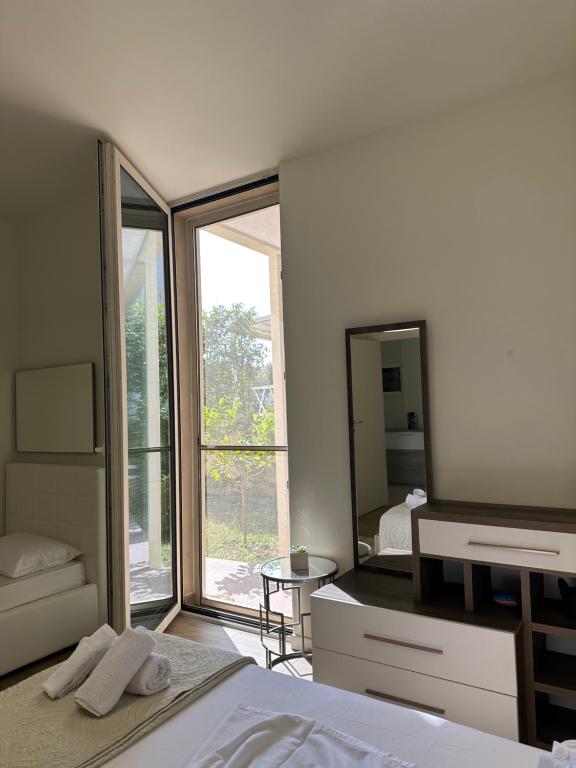 德尔米Green Coast Resort Vila 143B的一间卧室配有一张床和一面大镜子