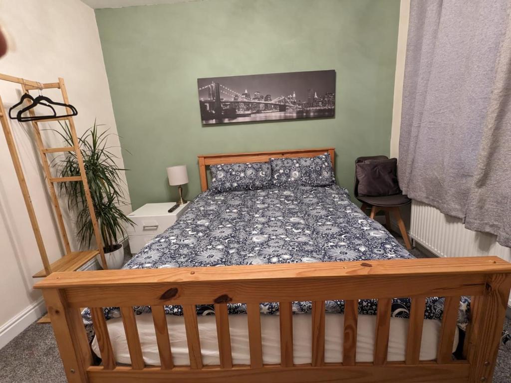 ShinfieldLarge Cosy Room to Stay in South Reading的一间卧室配有一张带木制床架的床
