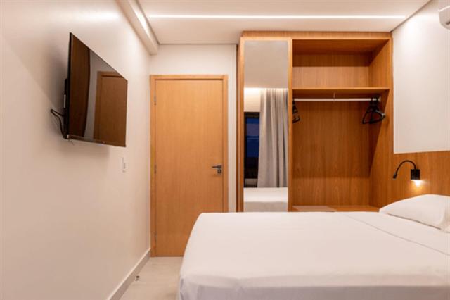 萨利诺波利斯SALINAS PREMIUM RESORT的卧室配有白色的床和镜子