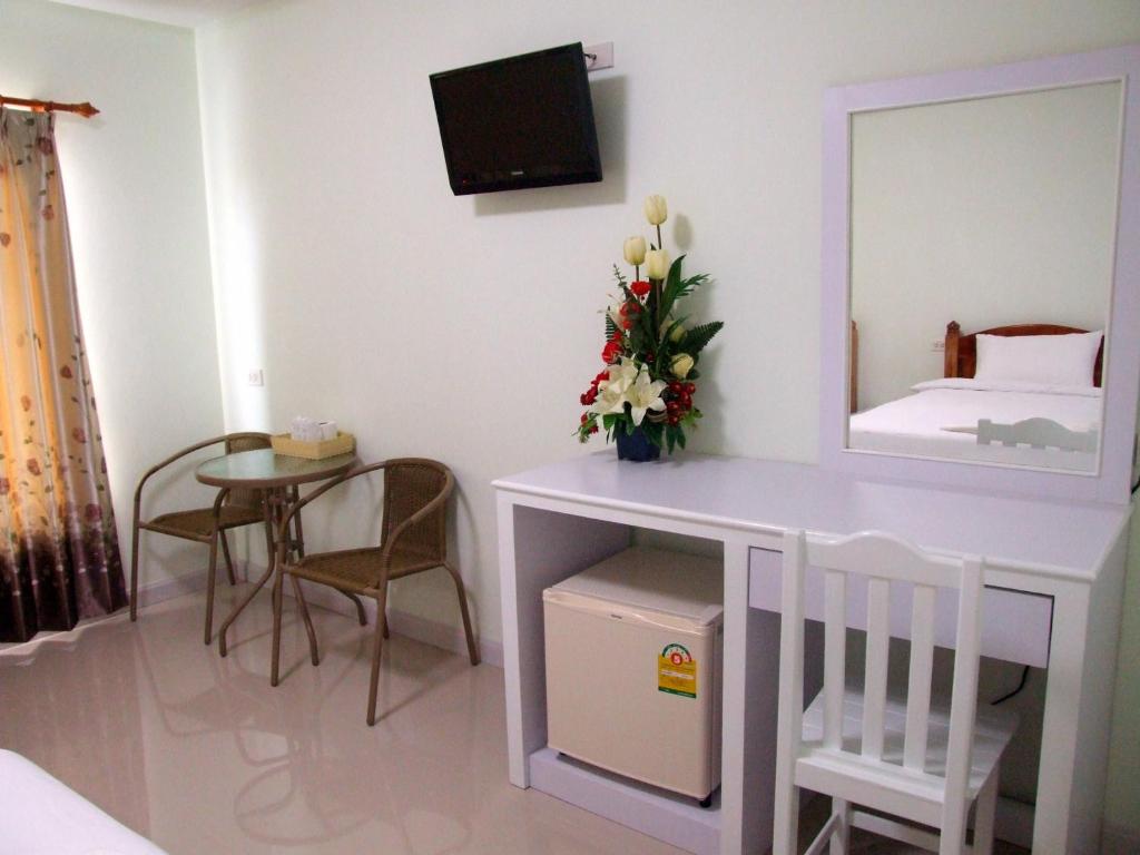 黎逸府阮环南酒店的配有桌子、镜子和床的房间