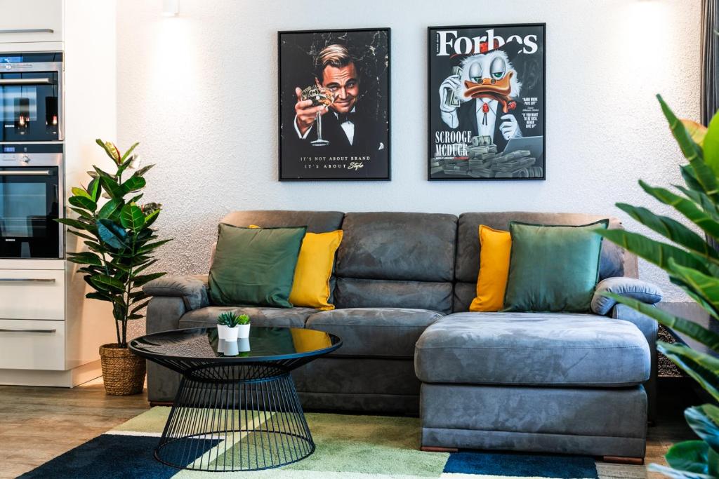 英格堡Spirit Apartments - Suite #1 - Balkon - Bergsicht的带沙发和两张海报的客厅