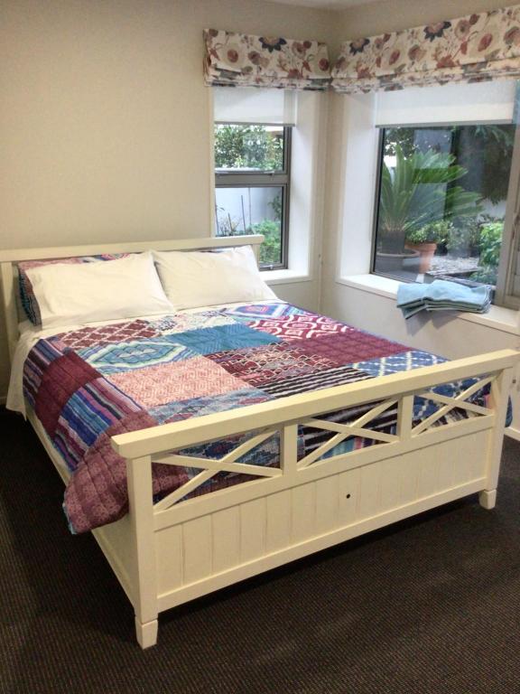 新普利茅斯Beachside studio的一间卧室设有一张大床和窗户