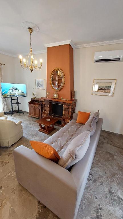 波塔莫斯Semiramis Apartment的带沙发和电视的客厅