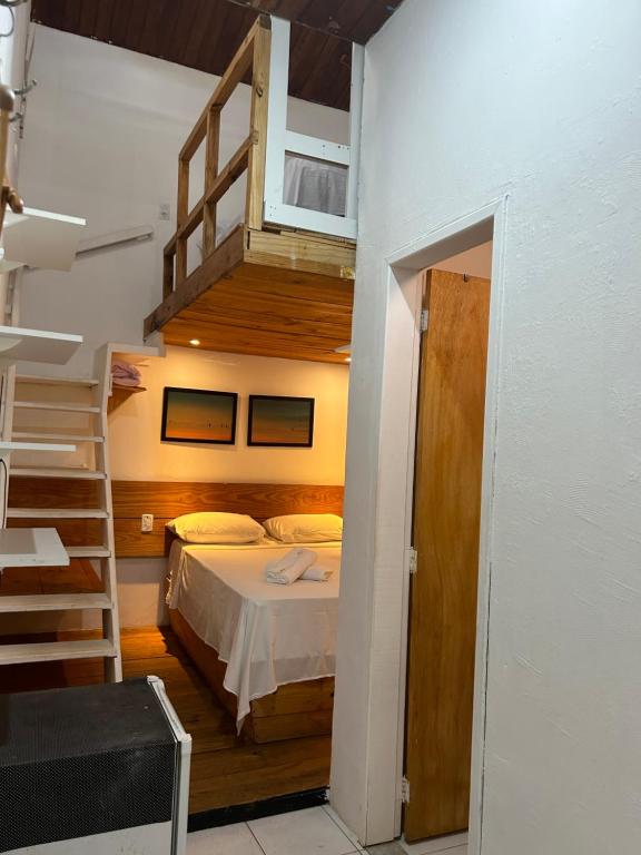 普拉亚多Pousada Bar Café Algas Marinhas的一间小卧室,配有一张床和一个楼梯