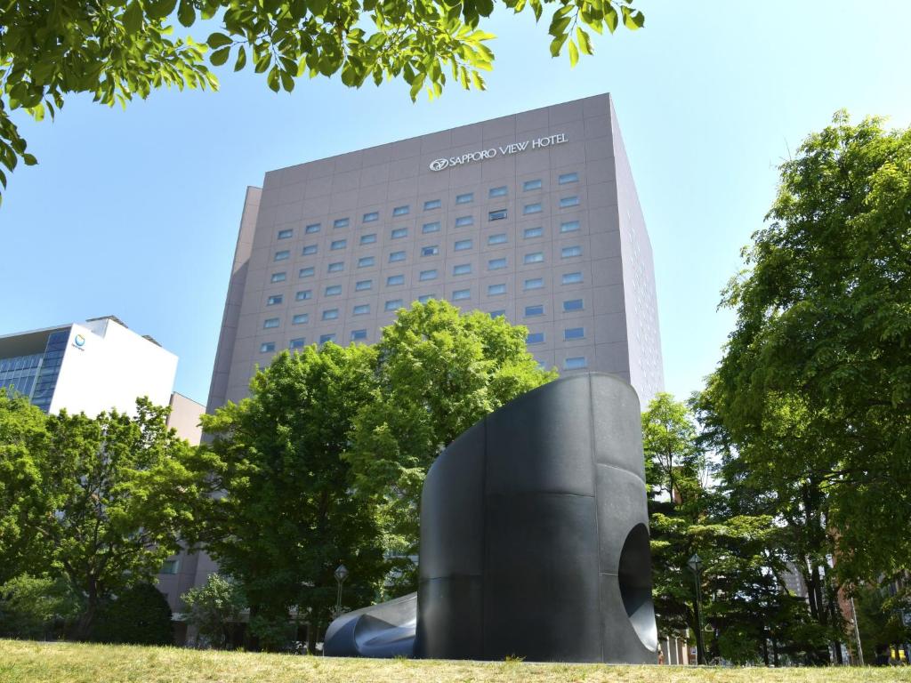 札幌Sapporo View Hotel Odori Park的前面有雕塑的建筑