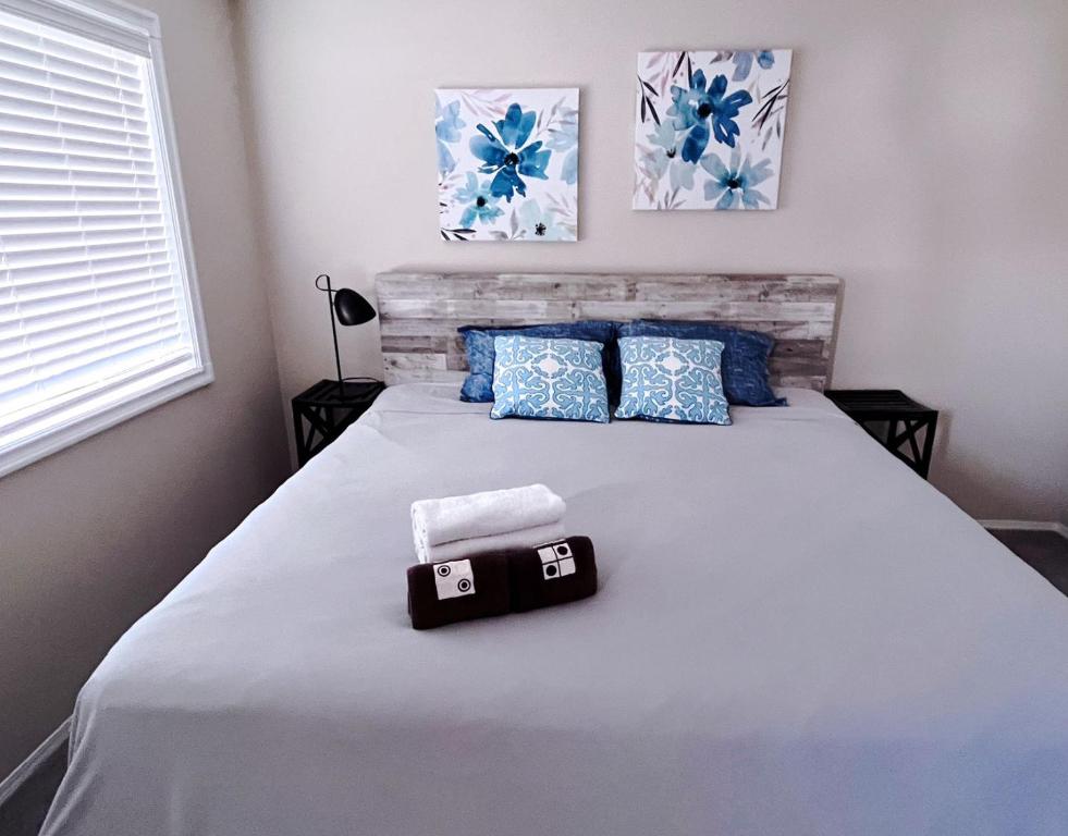 卡尔加里Calgary Gorgeous Single House close LRT&UC&Free Parking的卧室配有带蓝色枕头的大型白色床