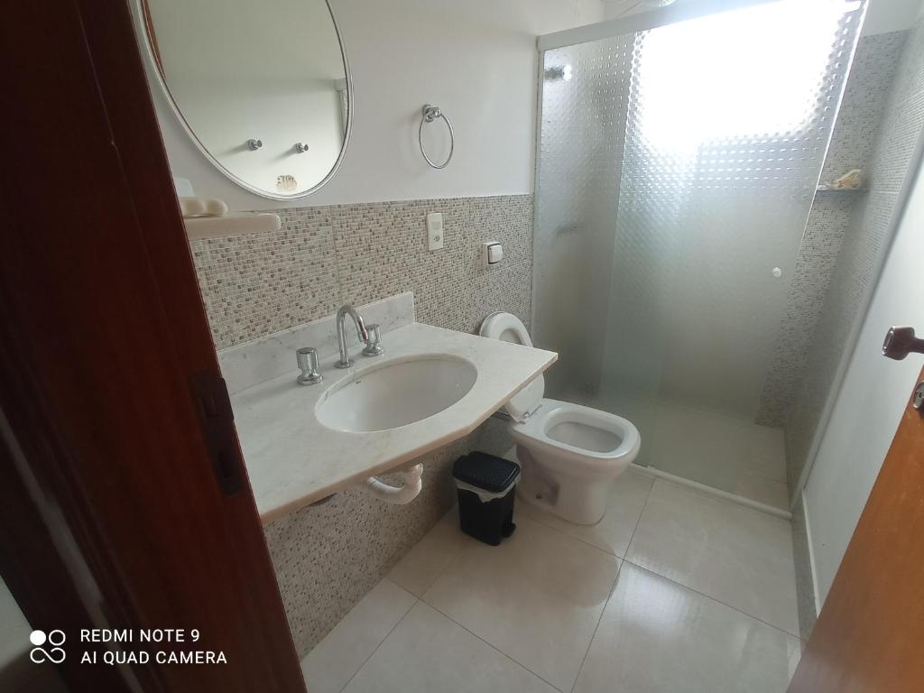 塞拉内格拉Casa das posses para 8 pessoas的一间带水槽、卫生间和镜子的浴室