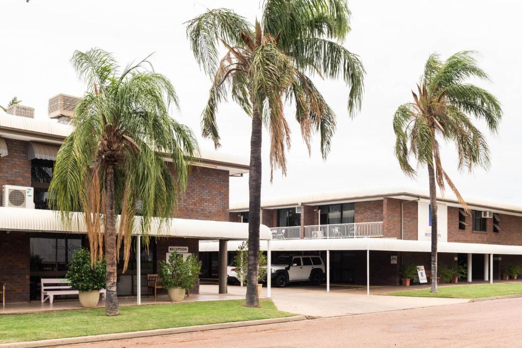 朗里奇朗里奇汽车旅馆 的一座棕榈树建筑
