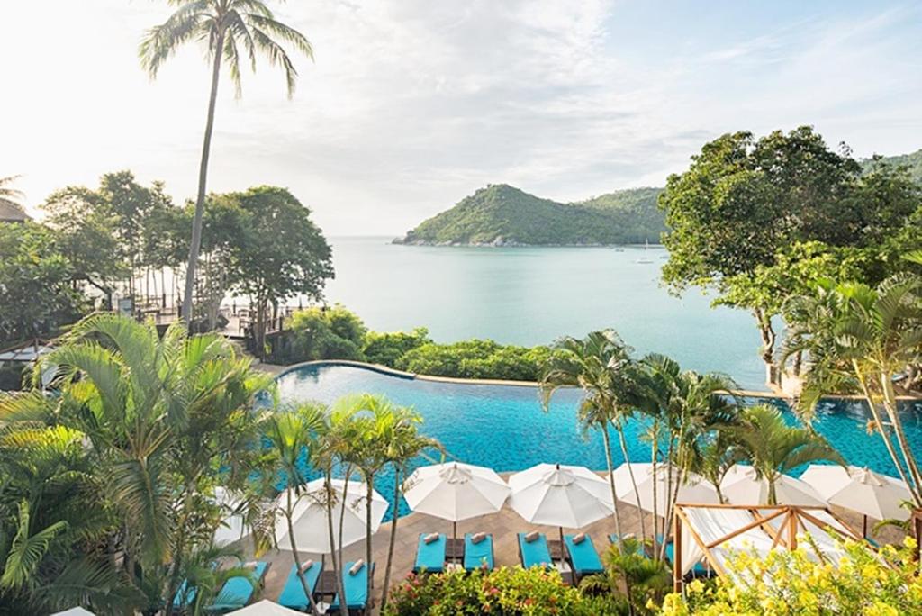 小通奈潘Panviman Resort Koh Phangan - SHA Extra Plus的度假村游泳池享有海景