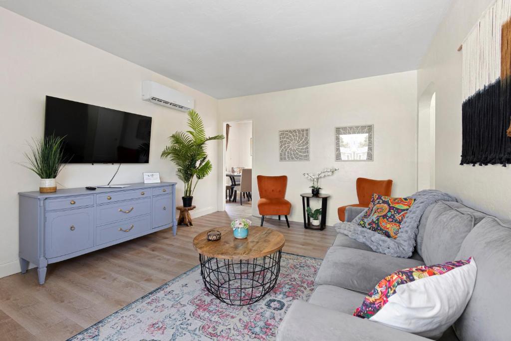 迈阿密Enchanting cozy Apartment 10 min away from airport, Calle 8, Brickell, Coral Gables, the beach and more!的带沙发和电视的客厅