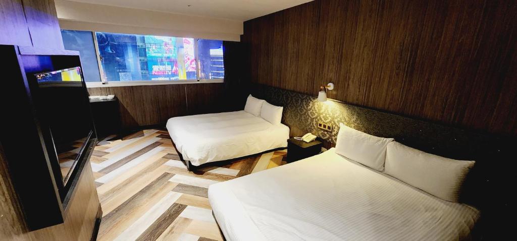 台北Gugis Inn 的酒店客房设有两张床和窗户。