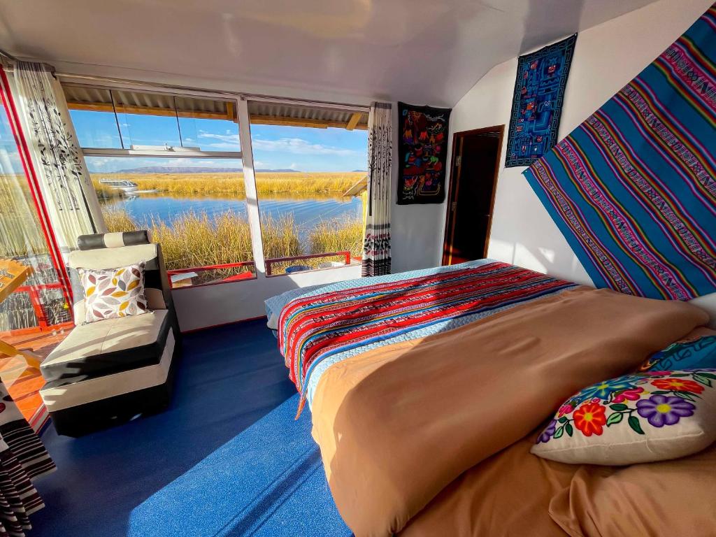 普诺Vip Flotante的一间卧室设有一张大床和一个大窗户