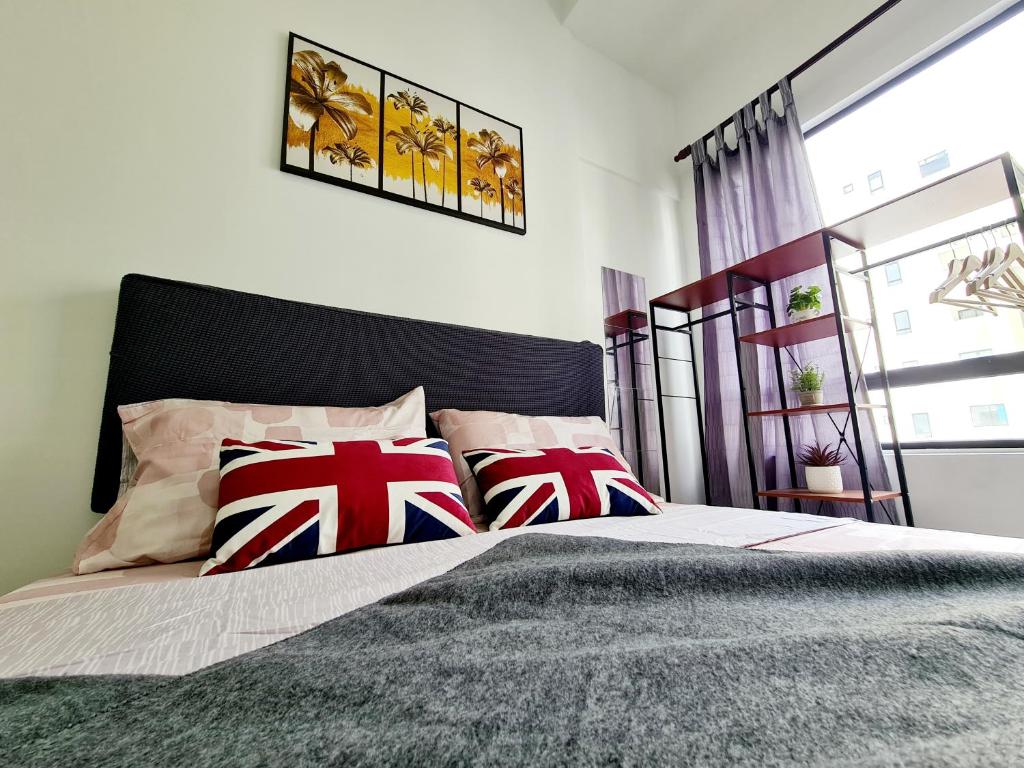 吉隆坡Cozy 6 Guest 2 Rooms VIM3, Desa Parkcity, One Utama, Bandar Menjalara, Kepong, Sri Damansara, Mutiara Damansara, Damansara Perdana, Kota Damansara, Kuala Lumpur的一间卧室配有红色和白色枕头的床