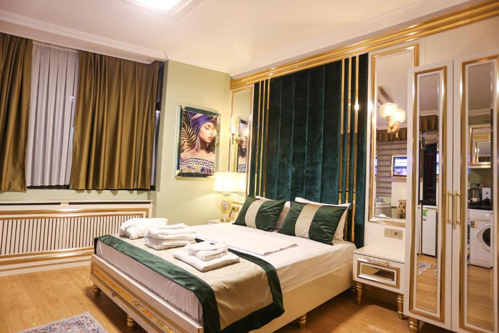 伊斯坦布尔WHITEMOON HOTEL SUİTES的一间卧室配有带毛巾的床