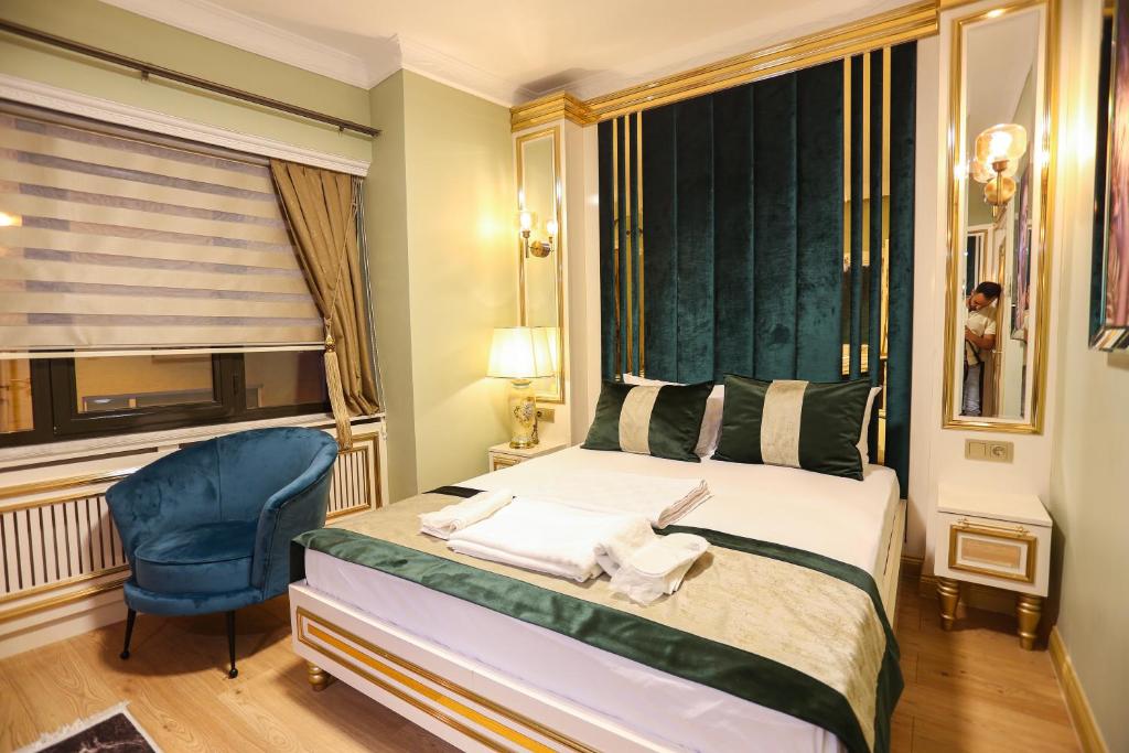 伊斯坦布尔WHITEMOON HOTEL SUİTES的一间卧室配有一张床和一张蓝色椅子