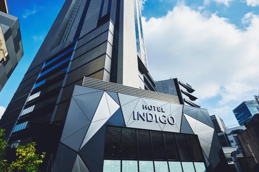 东京Hotel Indigo Tokyo Shibuya的一座标有酒店 ⁇ 蓝标志的建筑