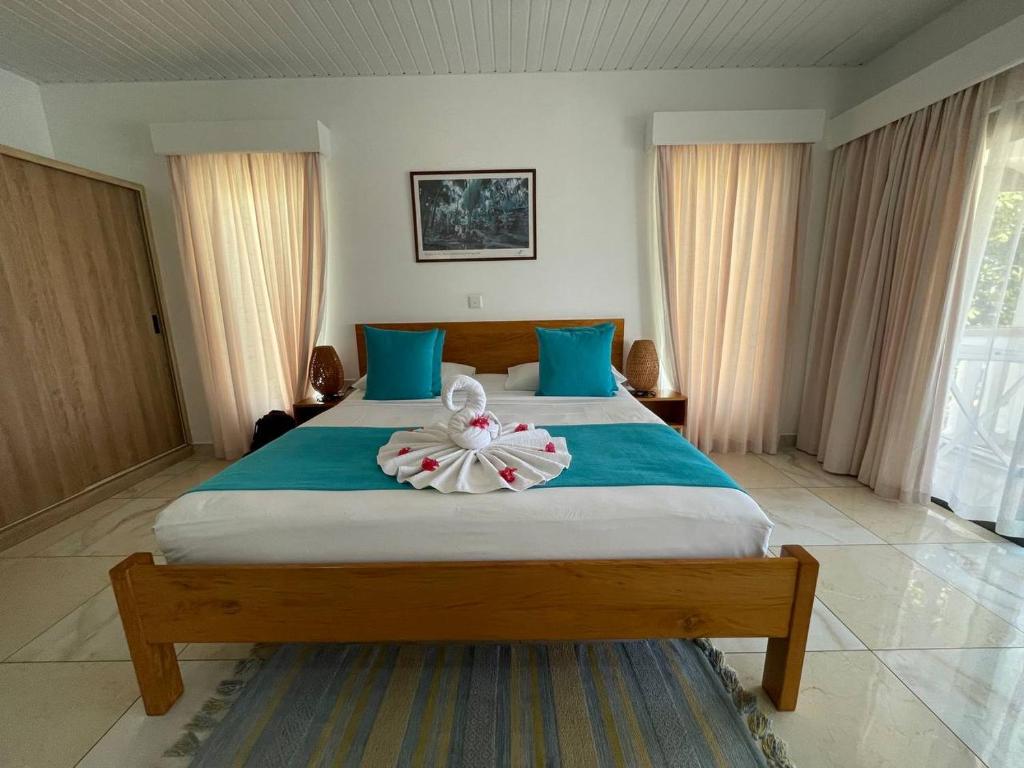拉迪格岛法国海滨玛丽公寓酒店的一间卧室配有一张大床和毛巾