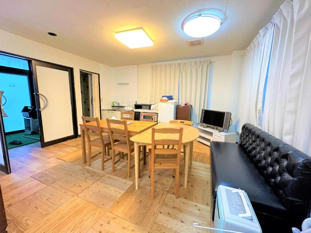 草津Shibasaki House 1F - Vacation STAY 13848的客厅配有桌子和沙发