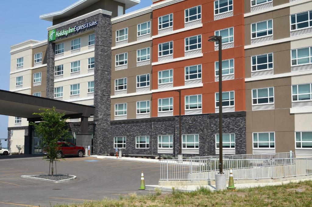 埃德蒙顿Holiday Inn Express & Suites - Edmonton SW – Windermere, an IHG Hotel的一座大型建筑,前面设有停车场