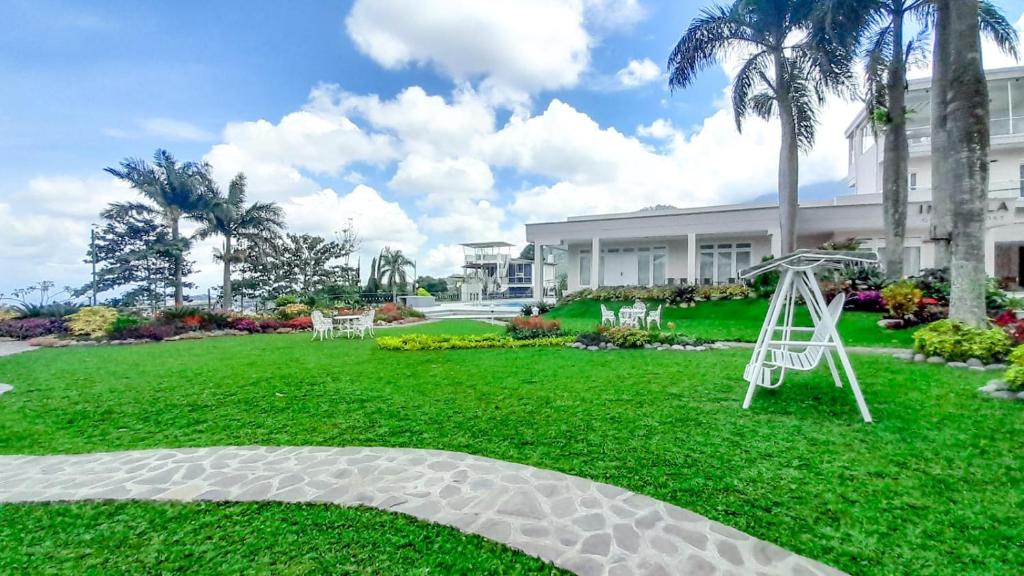 巴图In Villa Garden Resort的一个带游乐场和秋千的庭院