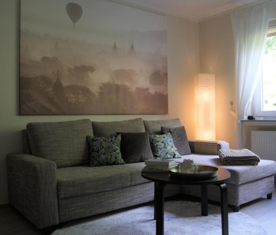 吕格德Ferienwohnung Amselnest的客厅配有沙发和桌子