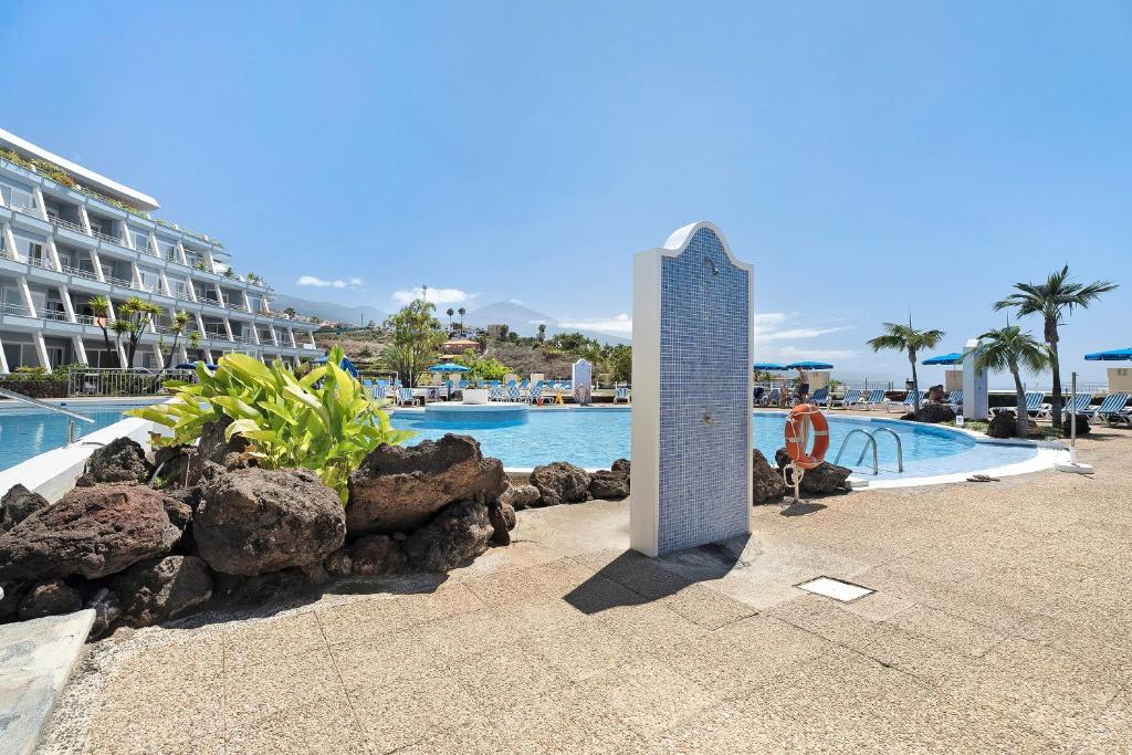 圣乌尔苏拉La Quinta的游泳池前的高耸纪念碑