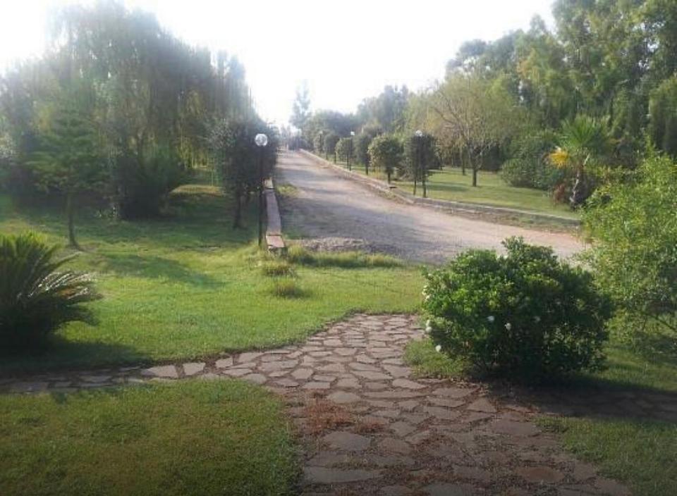 托图贝拉Villa particular的两边有草木的土路