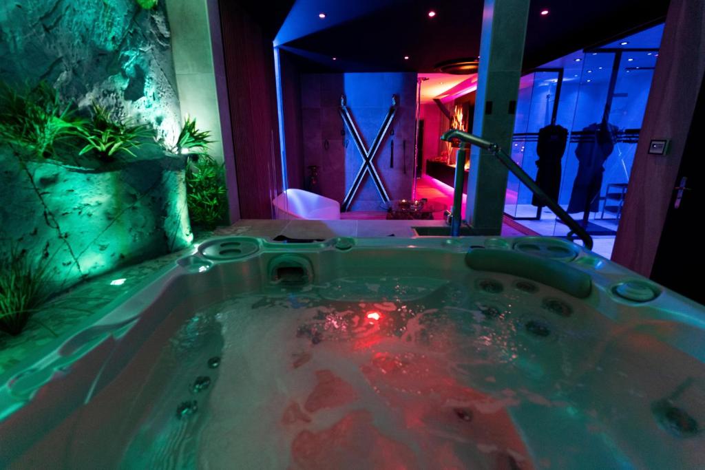 BonnevalLes Secrets Rooms - Bonneval - Love Room - Spa et Hammam Privatif的按摩浴缸位于客房中间