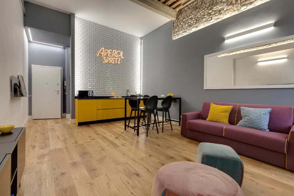 佛罗伦萨Mamo Florence - Aperol & Spritz Apartments的客厅配有沙发和桌子