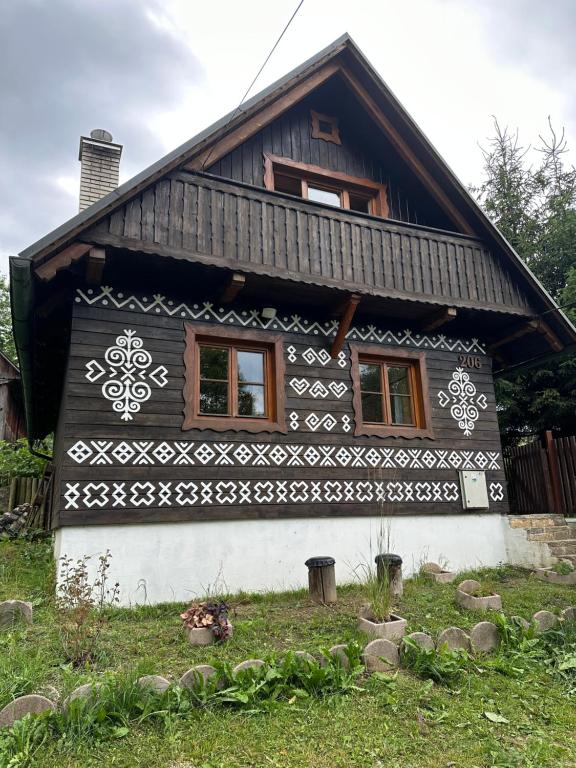 奇奇马尼Chalupa Čičmany的黑白设计的房子