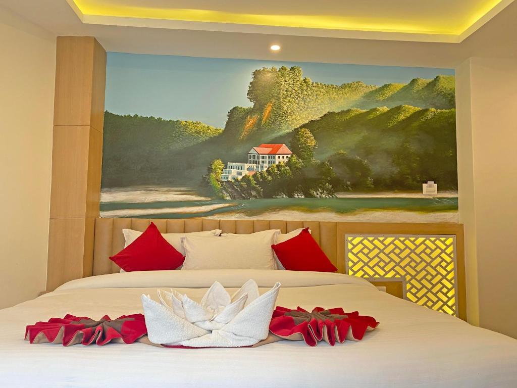 加德满都Hotel Malati的一间卧室配有一张壁画床