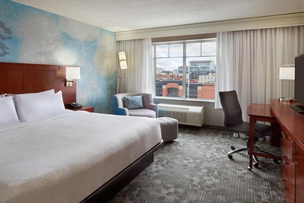 渥太华渥太华市区万怡酒店的配有一张床、一张书桌和一扇窗户的酒店客房