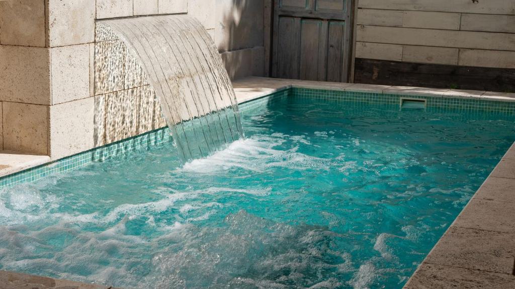 Horche卡萨佐拉拉乔克拉特利亚酒店的一个带喷泉的游泳池